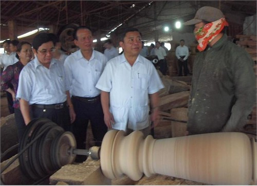 Chủ tịch UBND tỉnh cùng đoàn công tác tham quan cơ sở sản xuất đồ mộc Yên Xanh ( Cụm CN- TTCN Thái Yên)