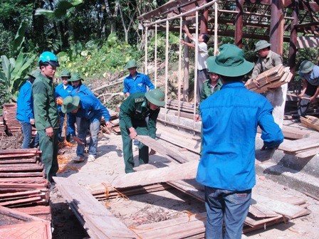 Lực lượng Biên phòng Hà Tĩnh và SV Đại học Vinh tháo dỡ nhà cửa cho người dân di