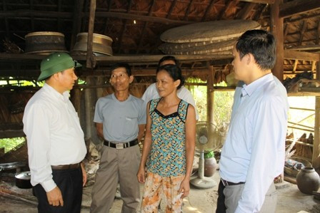 Phó Chủ tịch UBND tỉnh Lê Đình Sơn thăm hỏi, động viên gia đình ông Đặng Minh Thành xóm Kiều (Hương Điền) trước lúc về nơi ở mới