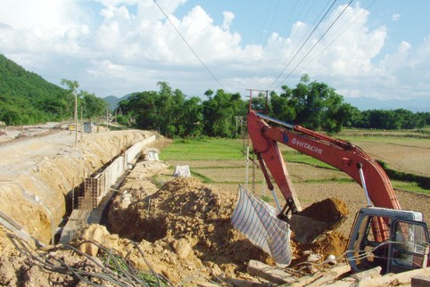 Ngành đường sắt Việt Nam đang gia cố chân đê để đảm bảo an toàn tuyến đường sắt trong mùa mưa bão năm nay