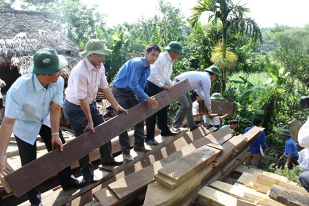 Phó Chủ tịch UBND tỉnh Nguyễn Nhật cùng lực lượng thanh niên tình nguyện giúp đỡ người dân Hương Quang di dời nhà cửa