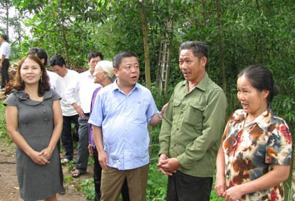 ...và đến từng hộ dân để thuyết phục và động viên nhận tiền bồi thường GPMB