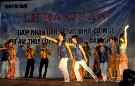 Với người dân tự nguyện di dời, đây là những đêm thưởng thức văn nghệ cuối cùng trước khi về nơi ở mới