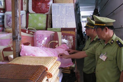 Đội QLTT Số 1 kiểm tra việc niêm yết giá bán tại chợ TP Hà Tĩnh