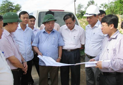 Chủ tịch UBND tỉnh Võ Kim Cự: Giao cho lãnh đạo huyện Hương Khê trước ngày 20-7 phải bàn giao mặt bằng cho các đơn vị thi công