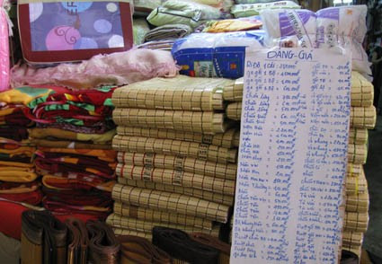 Các mặt hàng được niêm yết gía bán tại chợ TP Hà Tĩnh