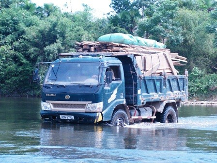 Để đến nơi ở mới, 36 hộ dân xóm Tân Quang (Hương Quang) phải vượt qua rất nhiều khó khăn