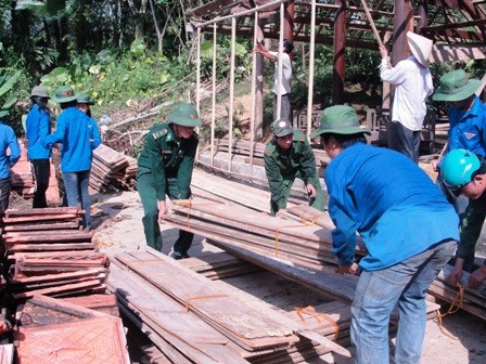 Lưng ướt đẫm mồ hôi, nhưng với Nguyễn Anh Tuấn, khoa Lịch sử Đại học Vinh chỉ là chuyện nhỏ. "Nhằm nhò gì so với nỗi vất vả của bà con" - Tuấn chia sẻ