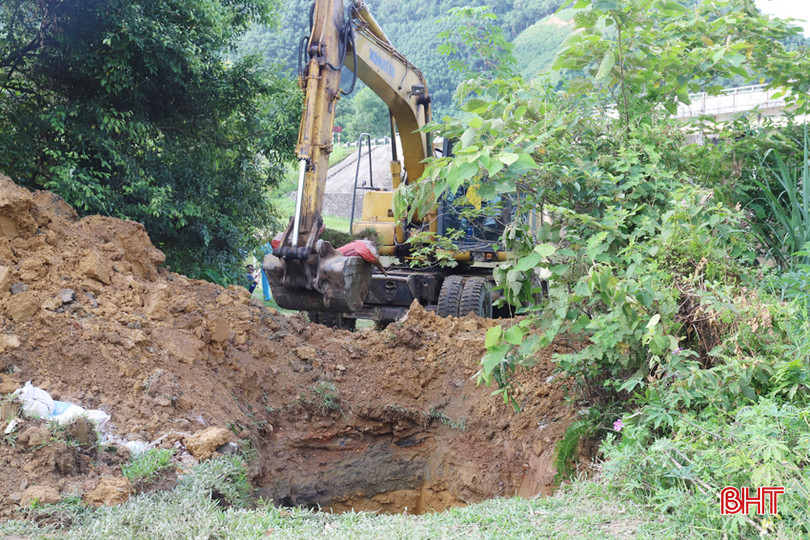 Lực lượng chức năng tiến hành tiêu huỷ số lợn chết theo quy định.