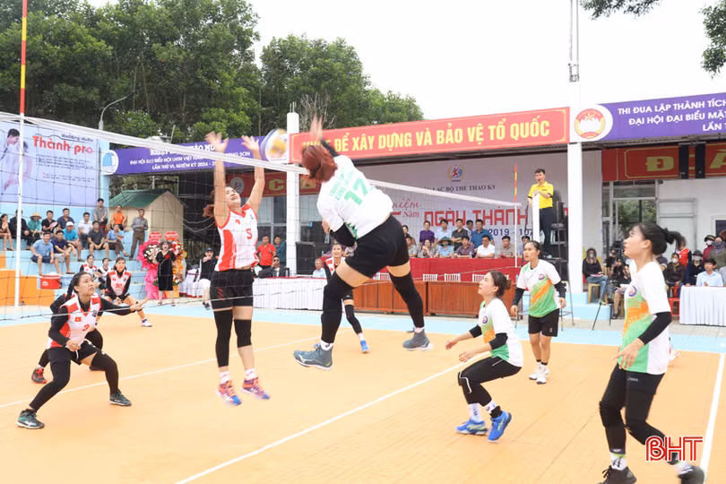 Các vận động viên tranh tài tại Giải Bóng chuyền nữ Hương Sơn tranh cúp Trần Kim Xuyến (năm 2024).