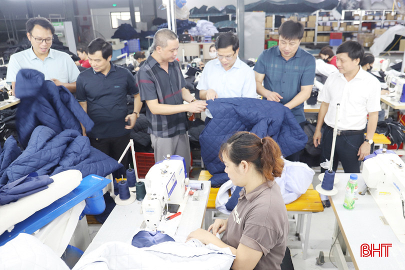 Đại biểu tham quan dây chuyền sản xuất tại Nhà máy May công nghiệp BGG Hương Sơn.