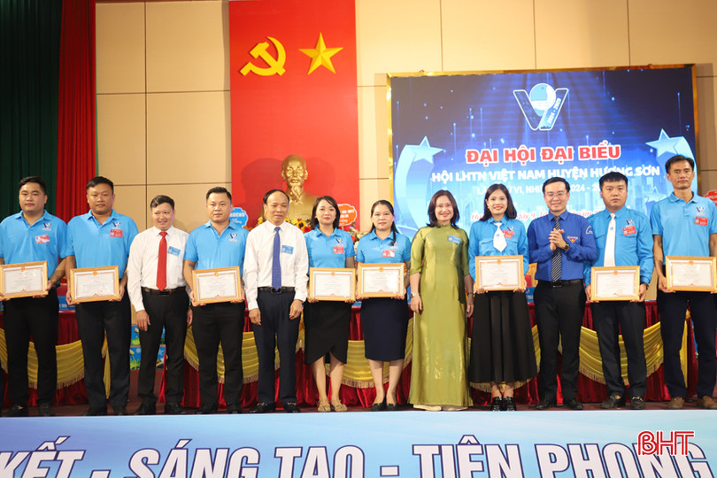 Dịp này, có 8 tổ chức và 3 cá nhân được trao giấy khen về thành tích xuất sắc giai đoạn 2019 - 2024. IMG_8574.JPG