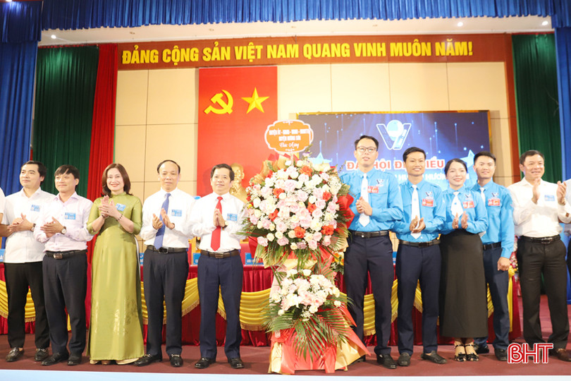 Lãnh đạo huyện Hương Sơn tặng hoa chúc mừng đại hội. IMG_8514.JPG