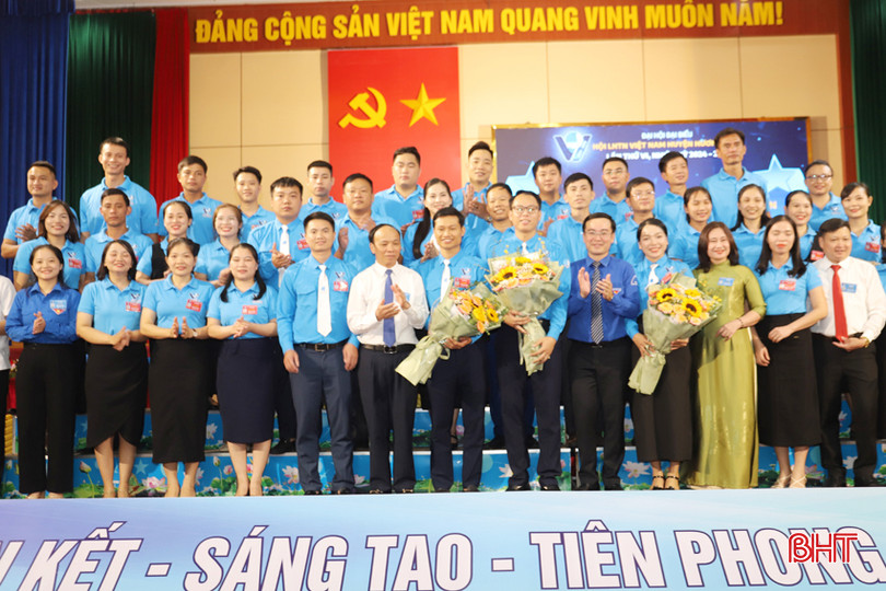Lãnh đạo Tỉnh đoàn Hà Tĩnh, huyện Hương Sơn tặng hoa chúc mừng 37 uỷ viên BCH nhiệm kỳ 2024 - 2029 IMG_8592.JPG