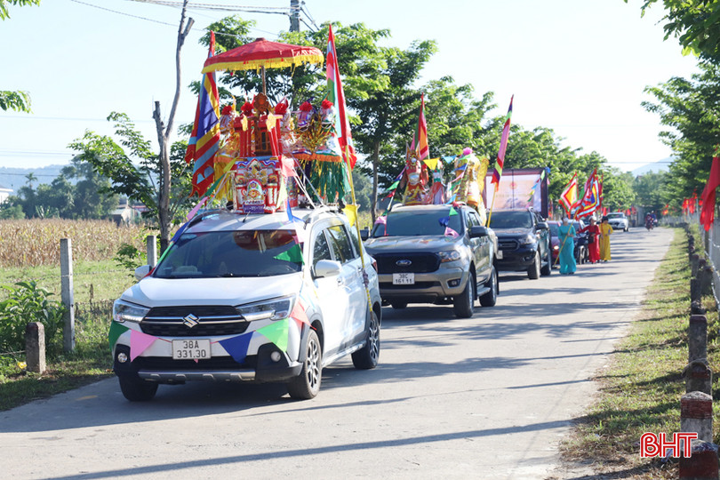 Chính quyền địa phương tổ chức rước bằng xếp hạng di tích lịch sử - văn hóa cấp tỉnh vào đền Cả. IMG_8616.JPG