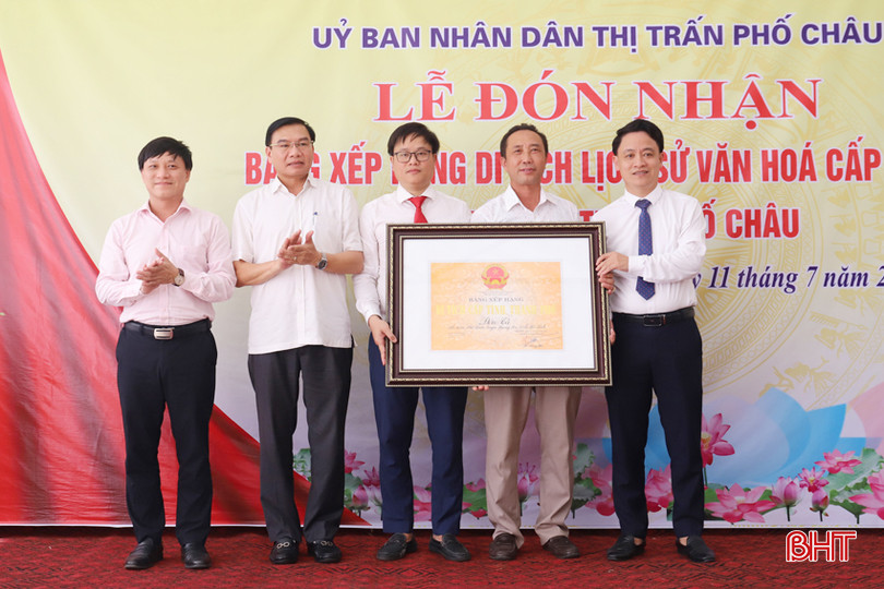 Đại diện lãnh đạo Sở VH-TT&DL trao tặng bằng di tích lịch sử - văn hóa cấp tỉnh cho huyện Hương Sơn. IMG_8677.JPG