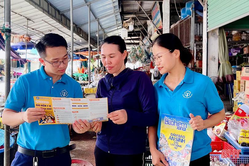 Tuyên truyền nhóm nhỏ đang là hình thức được BHXH các địa phương thực hiện hiệu quả. Trong ảnh: Viên chức BHXH TX Kỳ Anh thực hiện hình thức ra chợ tuyên truyền trong khuôn khổ nội dung truyền thông thường xuyên. bht_3.jpg