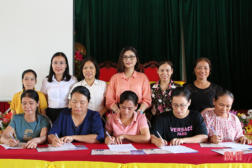 Hội viên Hội LHPN xã Thạch Liên (Thạch Hà) đăng ký tham gia BHXH tự nguyện tại hội nghị tuyên truyền chính sách BHXH, BHYT. bht_1.jpg