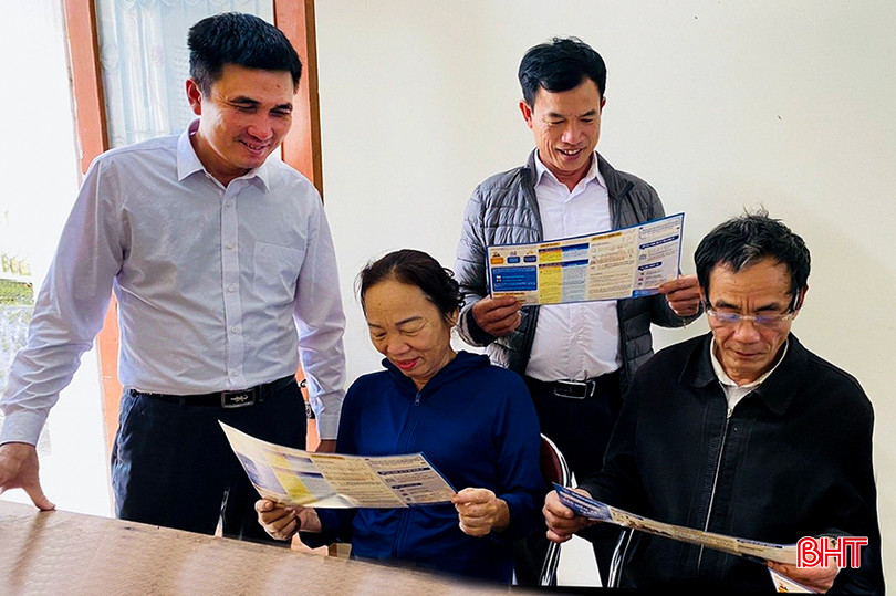 Lãnh đạo xã Sơn Tây (Hương Sơn) tham gia tuyên truyền chính sách BHXH, BHYT cho người dân trên địa bàn xã. bht_2.jpg