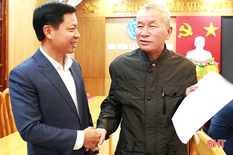 Sau mỗi buổi tiếp công dân, người dân vui vẻ khi vấn đề của mình được giải quyết. Trong ảnh: Giám đốc BHXH tỉnh Hà Tĩnh Nguyễn Văn Đồng trao đổi với ông Bùi Quang Thọ (thị trấn Cẩm Xuyên) sau một buổi tiếp công dân do BHXH tỉnh tổ chức. Xep Dong 1_20240105051915PM.jpg