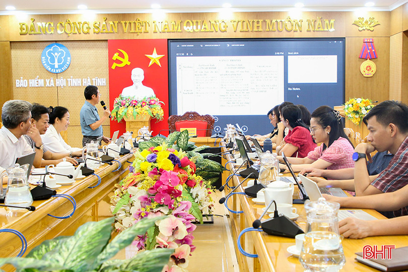 Hằng năm, BHXH tỉnh đều tổ chức tập huấn nhằm trang bị những kiến thức mới cho cán bộ các phòng chuyên môn, bộ phận giao dịch một cửa và cán bộ tiếp dân ở cơ sở. Tap huan tiep cong dan.jpg