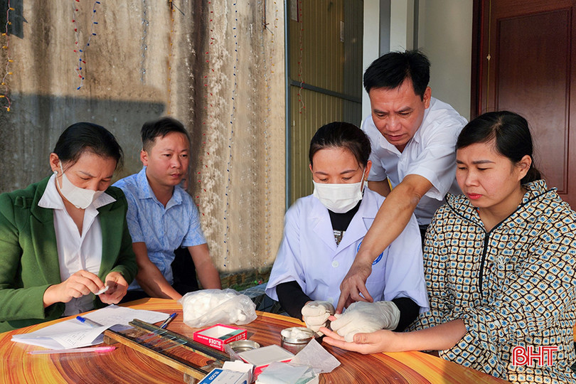 Cán bộ CDC Hà Tĩnh cùng nhân viên Trạm Y tế xã Kỳ Hoa tiến hành lấy lam máu xét nghiệm cho các hộ dân ở thôn 3 - khu vực bệnh nhân L.B.L ở. ảnh 3.jpg