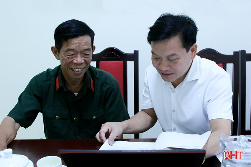 Ông Trần Đình Giáp – Trưởng phòng Thanh tra – Kiểm tra (BHXH tỉnh) hướng dẫn thêm cho ông Lê Đăng Thường (Lưu Vĩnh Sơn - Thạch Hà) về các nội dung liên quan trong một buổi tiếp công dân. 222_20231004072142AM.png