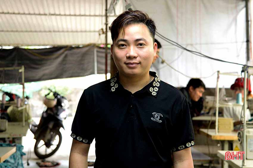 Anh Nguyễn Văn Quyết – chủ xưởng may gia công tại xã Trung Lộc. Anh 1.jpg