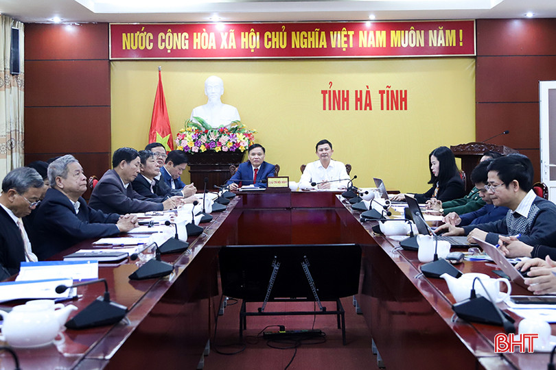 Phó Chủ tịch UBND tỉnh Lê Ngọc Châu và Chủ tịch Hội Người cao tuổi tỉnh Thái Sinh điều hành điểm cầu Hà Tĩnh. IMG_8328.JPG