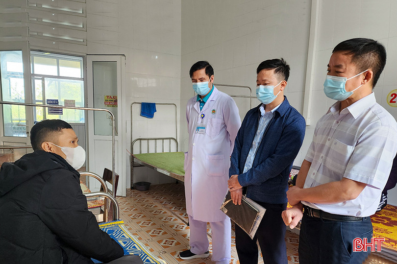 Cán bộ CDC Hà Tĩnh điều tra dịch tễ đối với bệnh nhân N. T. A - đang điều trị tại Bệnh viện Phổi Hà Tĩnh. ảnh 1.jpg