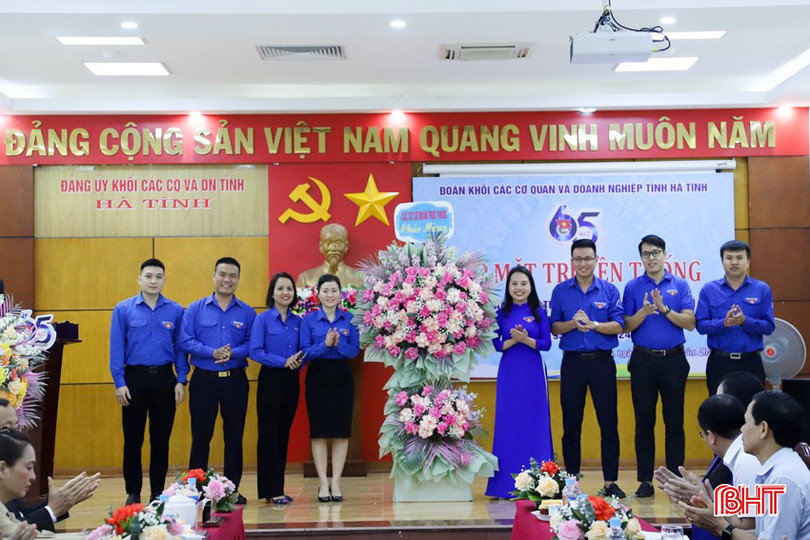... và các chi đoàn trực thuộc tặng hoa, tặng quà chúc mừng Đoàn Khối CQQ&DN tỉnh nhân kỷ niệm 65 năm ngày thành lập. bqbht_br_3-836.jpg