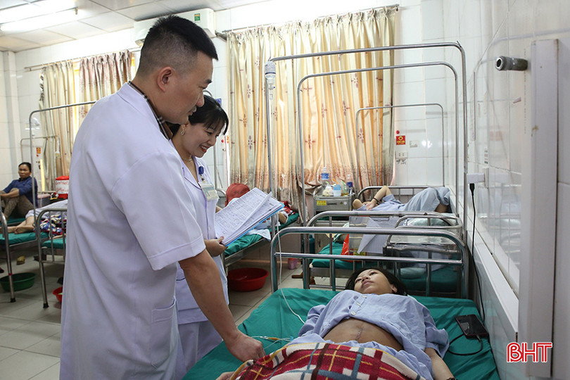 Bác sỹ Nguyễn Viết Thọ kiểm tra vết mổ cho sản phụ N. sau phẫu thuật. Ảnh 2.jpg