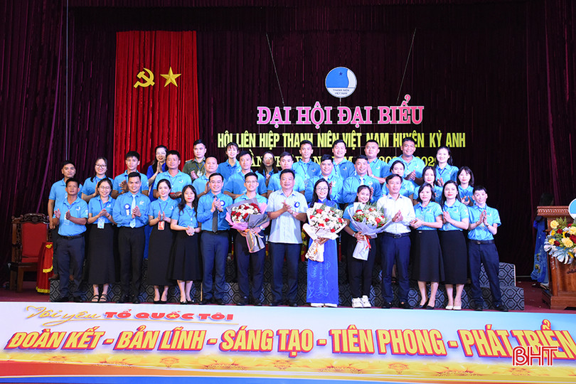Đại diện lãnh đạo Tỉnh đoàn, Hội LHTN tỉnh, huyện Kỳ Anh tặng hoa chúc mừng 34 Ủy viên Hội LHTN huyện Kỳ Anh khoá VI. DSC_2108.JPG
