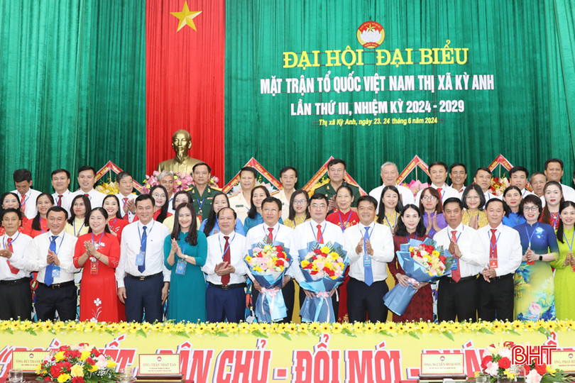 Lãnh đạo tỉnh và thị xã Kỳ Anh tặng hoa chúc mừng các Ủy viên Ủy ban MTTQ thị xã Kỳ Anh nhiệm kỳ 2024 - 2029. AG7A5219.JPG