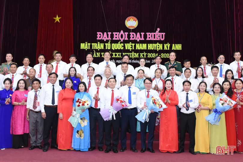 Lãnh đạo Ủy ban MTTQ tỉnh, Ban Tuyên giáo Tỉnh ủy, lãnh đạo huyện Kỳ Anh tặng hoa chúc mừng 57 vị tham gia vào Ủy ban MTTQ Việt Nam huyện Kỳ Anh lần thứ XXI. a4.JPG