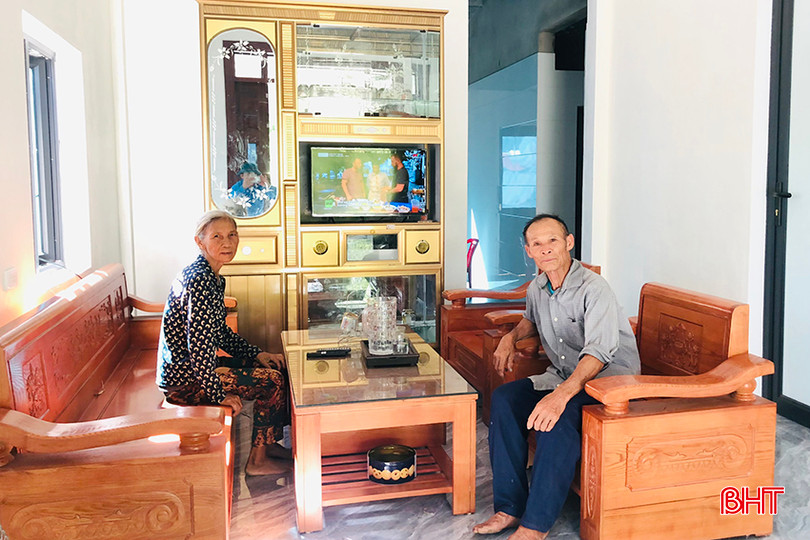 Sau bao năm ở trong căn nhà dột nát, vợ chồng ông Trần Văn Phừng đã có một mái ấm kiên cố, khang trang. 12.jpg