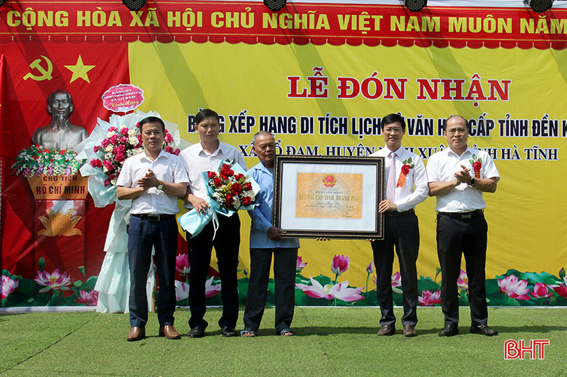 Đại diện Sở VHTT&DL, huyện Nghi Xuân trao bằng di tích cho đại diện Ban quản lý di tích 1.jpg