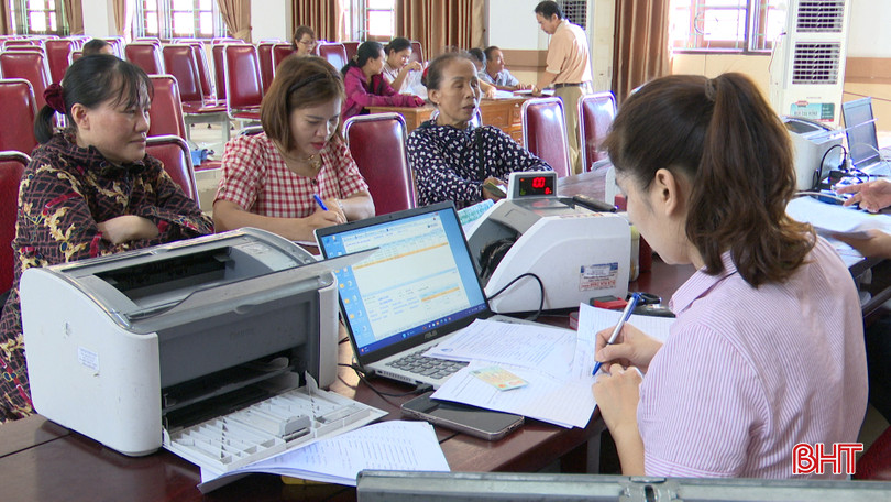 Tổ vay vốn Ngân hàng CSXH huyện hướng dẫn khách hàng các thủ tục vay vốn. 4.jpg