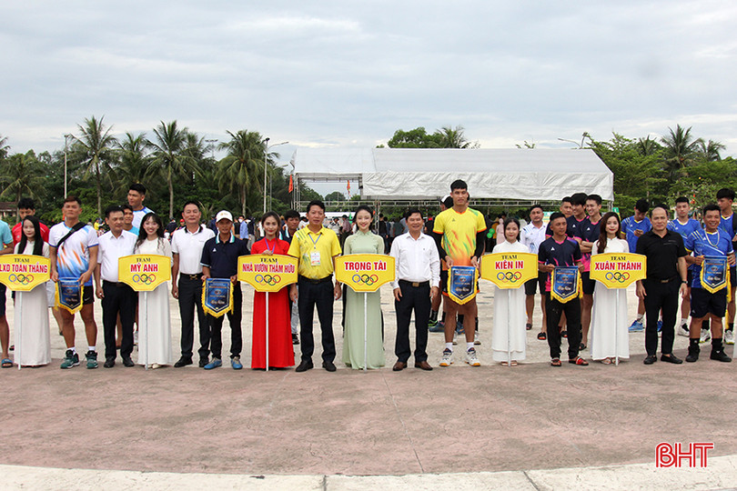 Các đội được chia thành 2 bảng A và B, thi đấu vòng tròn tính điểm, mỗi bảng chọn ra 2 đội nhất, nhì vào thi đấu bán kết và chung kết. Trong ảnh: Lãnh đạo huyện Nghi Xuân tặng cờ lưu niệm cho các đội tham gia giải đấu.