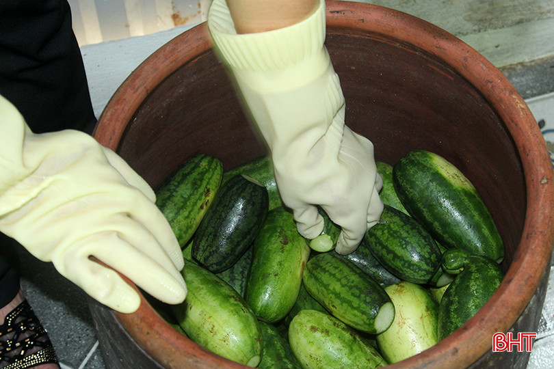 Theo ông Thông, công đoạn chế biến dưa hồng muối được thực hiện 2 cách, hoặc muối nguyên quả trong chum sành...