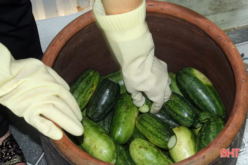 Theo ông Thông, công đoạn chế biến dưa hồng muối được thực hiện 2 cách, hoặc muối nguyên quả trong chum sành...