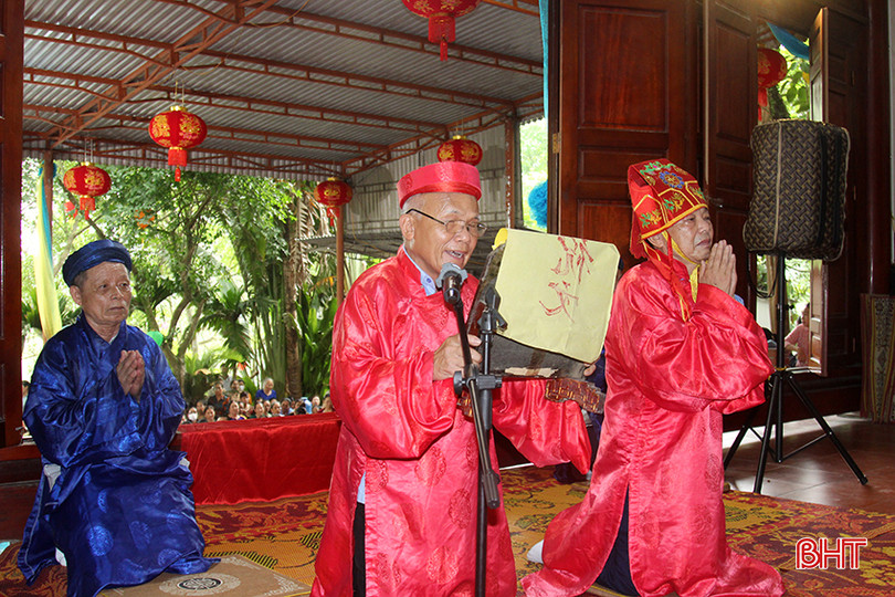 Ban tế lễ tiến hành các nghi lễ truyền thống. 1.jpg