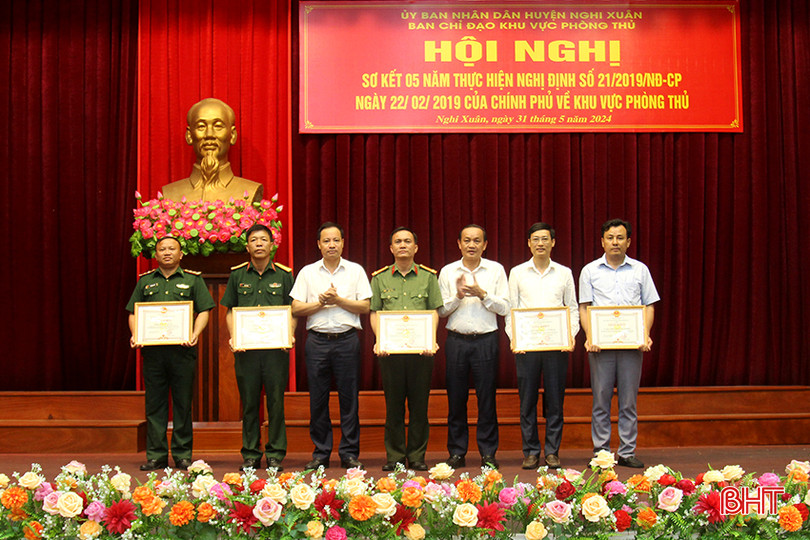 Dịp này, UBND huyện Nghi Xuân tặng giấy khen cho 2 tập thể và 3 cá nhân có thành tích xuất sắc trong 5 năm thực hiện Nghị định 21. 5.jpg
