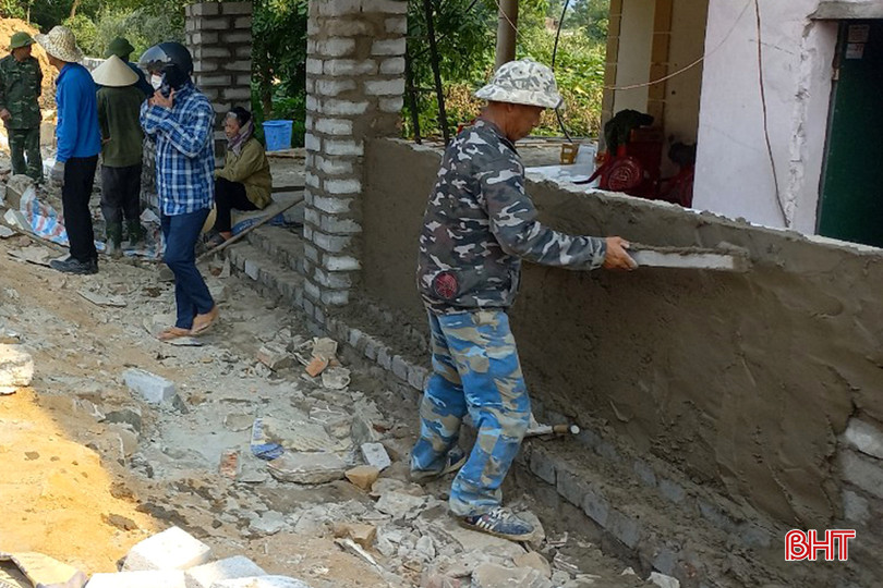 Thôn 8, xã Xuân Hồng huy động lực lượng xây lại tường rào cho các hộ dân sau khi hiến đất 1.jpg