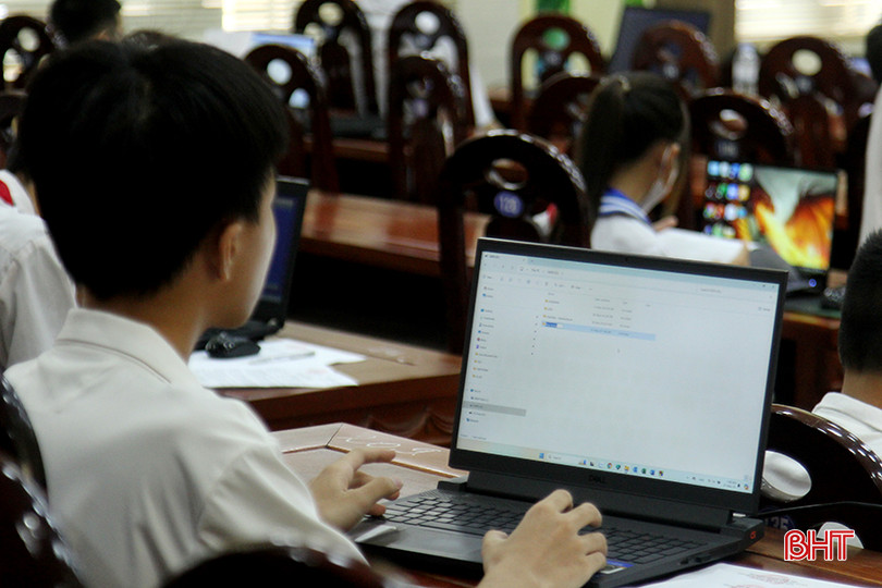 Thí sinh tập trung thực hiện phần thi của mình 2.jpg