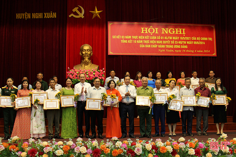 Lãnh đạo Nghi Xuân vinh danh các tập thể, cá nhân có thành tích xuất sắc trong học và làm theo Bác. 8.jpg