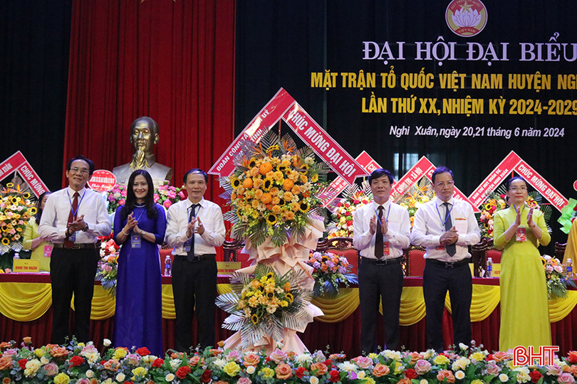 Đại biểu tặng hoa chúc mừng đại hội. 6.jpg