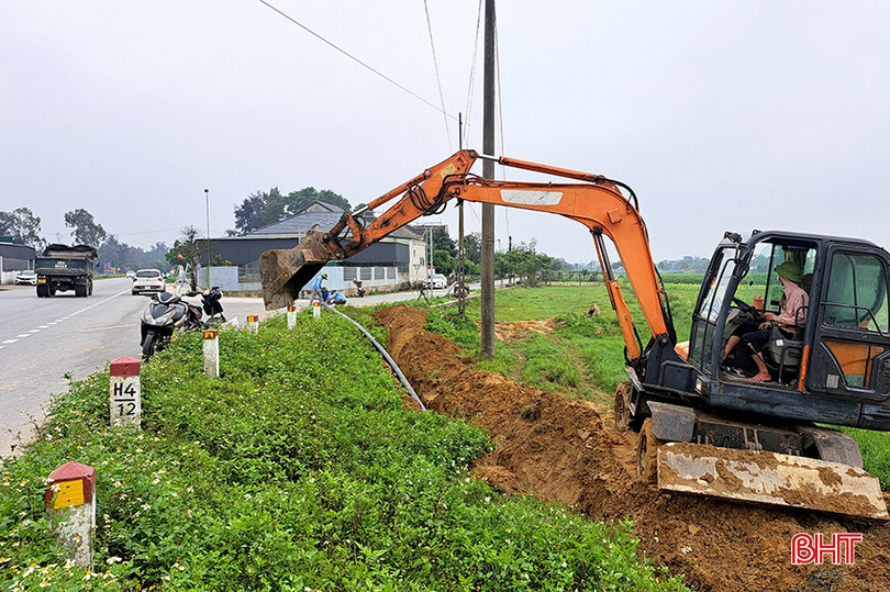 Chi nhánh Cấp nước Hồng Lĩnh thi công đường ống cấp 1 dự án mở rộng mạng lưới cấp nước sạch tại xã Xuân Yên. 8.jpg