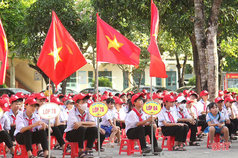 Đông đảo học sinh Trường THCS Hoa Liên dự lễ phát động. 3.jpg