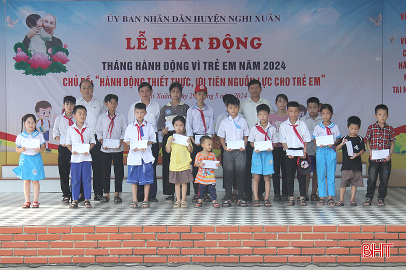 Lãnh đạo huyện Nghi Xuân trao 19 suất quà cho các em nhỏ có hoàn cảnh đặc biệt khó khăn 5.jpg